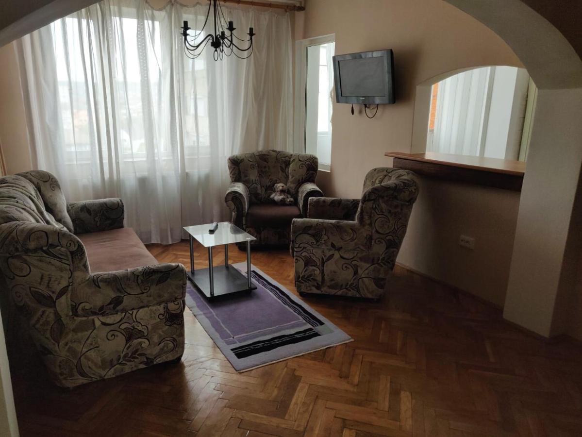 Pelican Proxy Apartment Oradea Bagian luar foto